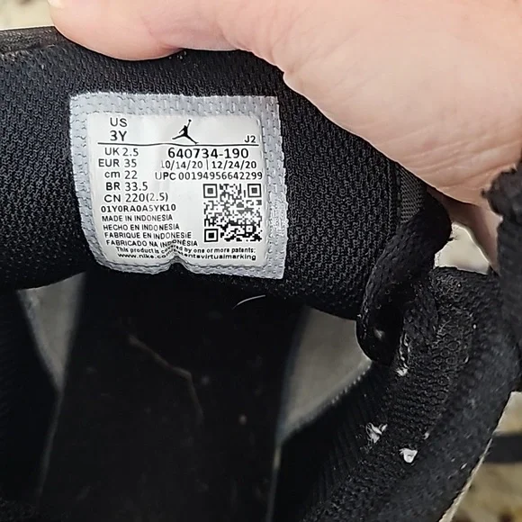 Jordan 1 Mid. Like new! Size 3Y - Picture 2 of 4